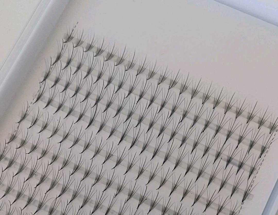 What Are Hybrid Eyelash Extensions